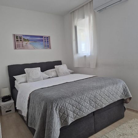 Room Near The Center Split Exterior photo
