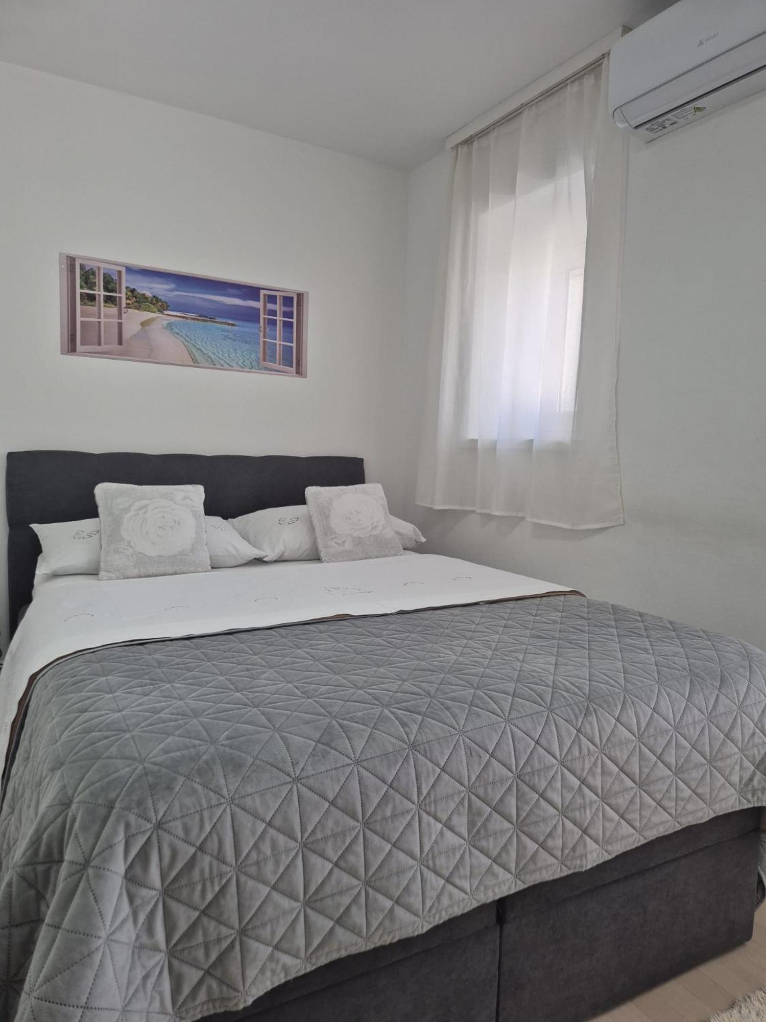 Room Near The Center Split Exterior photo
