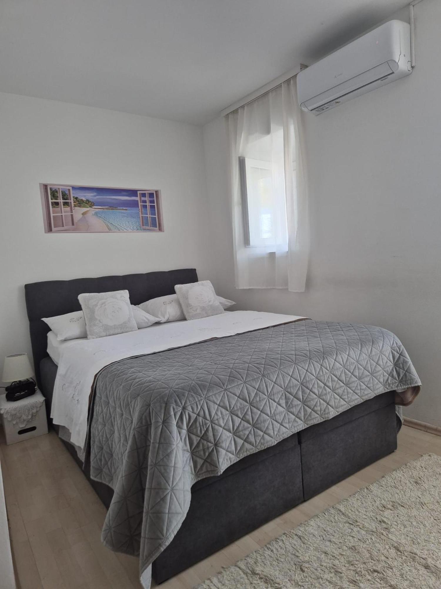 Room Near The Center Split Exterior photo